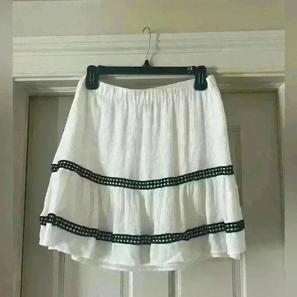 Vince Camuto Skirt Medium. Fully lined. White with black trim design. Good cond. - Picture 3 of 10